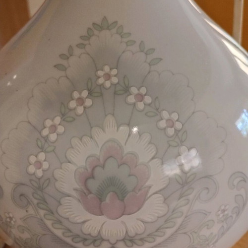 Table lamp like new with porcelain base