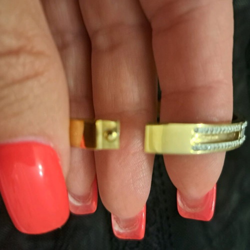 Bracelet new, gold color, impressive and unique