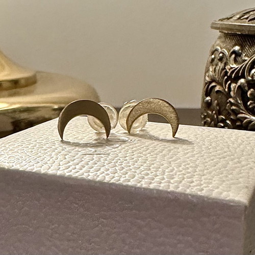 Crescent stud earring new, gold color