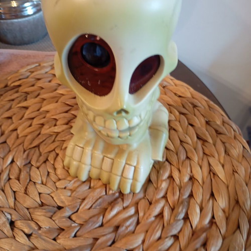 Plastic skull vintage used, not working