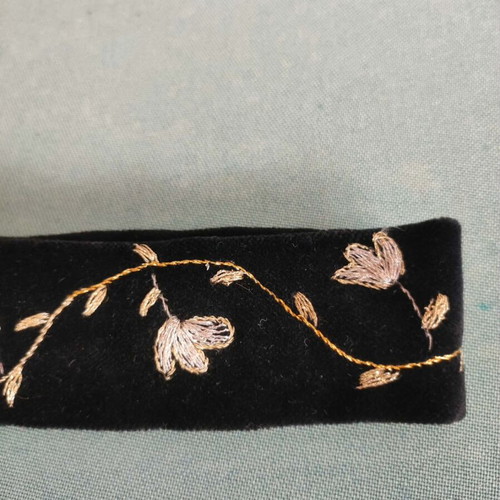 Embroidered velvet belt with silver clasp, two hands