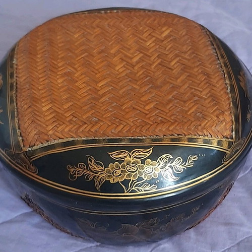 Japanese basket used, made of bamboo and black lacquer, hand-painted