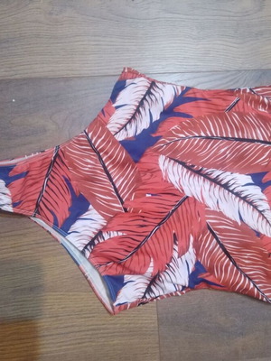 Strapless one-piece swimsuit like new with chest lining, size L