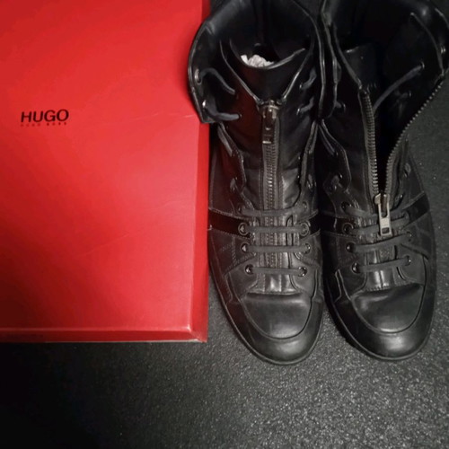Hugo Boss leather boots used, size 44 with free long-sleeve shirt