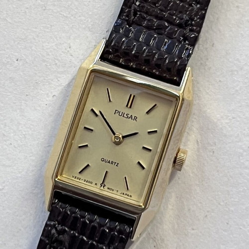Pulsar vintage mini 17mm wristwatch like new, gold
