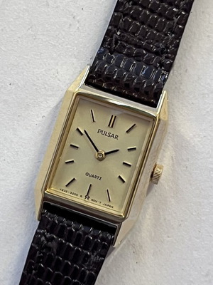 Pulsar vintage mini 17mm wristwatch like new, gold