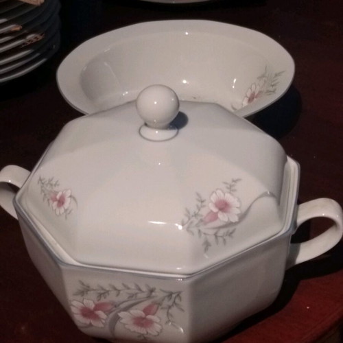 Bavarian porcelain dinnerware set new, 70 pieces