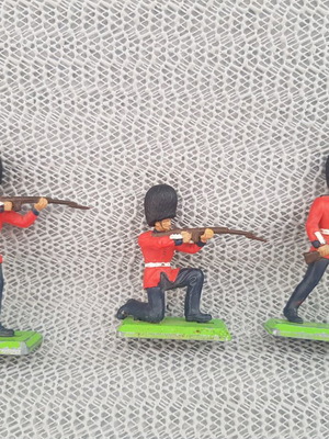 Britains Deetail Royal Guard figures 1:32 scale