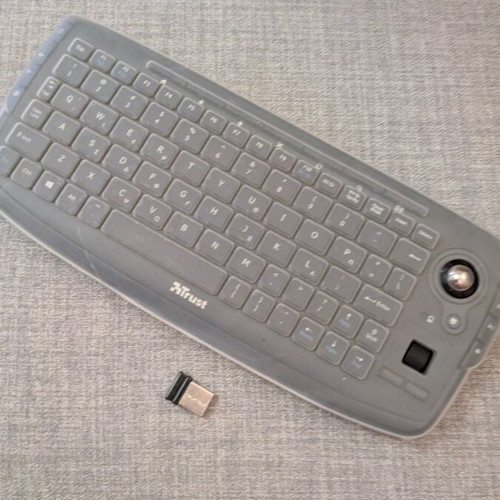 Ασύρματο πληκτρολόγιο Trust Entertainment με trackball σαν καινούργιο