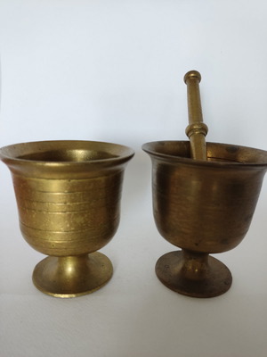 Δύο γουδιά και ένα γουδοχέρι μεταχειρισμένα, ύψος 12cm