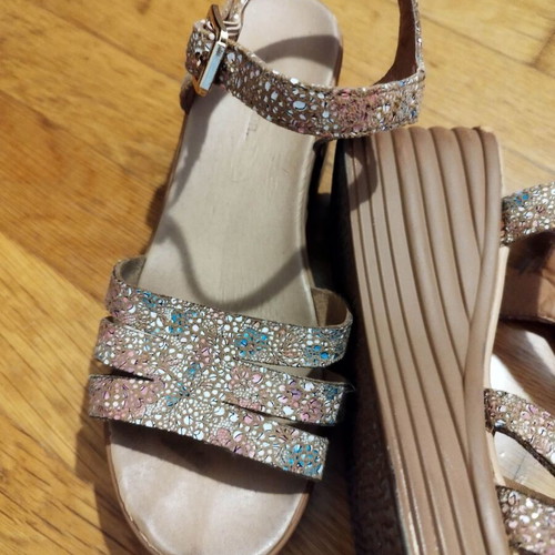 Glitter Floral Platform Wedges size 37 like new, comfy