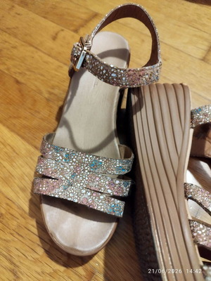 Glitter Floral Platform Wedges size 37 like new, comfy