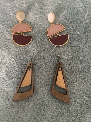 Two pairs of Parfois earrings like new, beige and brown, wood and metal