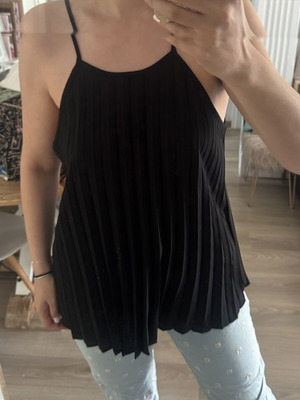 Black Pleated Strap Top like new, size L