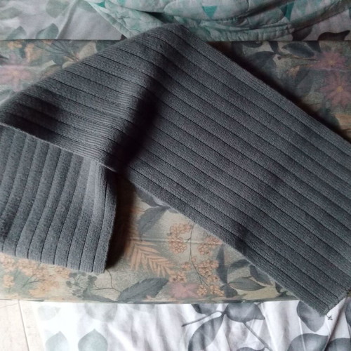 Gray hat and scarf set like new