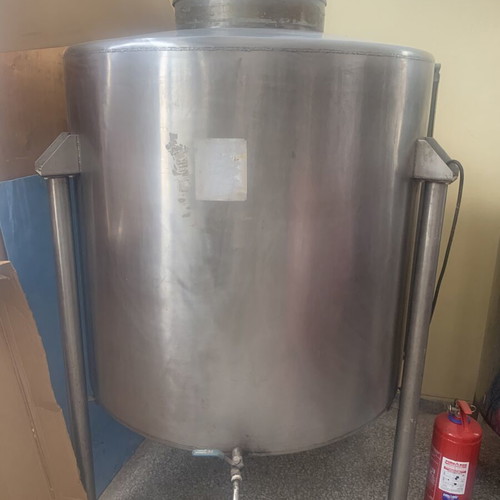 Stainless Steel Tank 1000 Liters used, sturdy construction