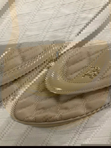 Чанта Burberry автентичен бежов кожен лак с капитониран плат в отлично състояние.