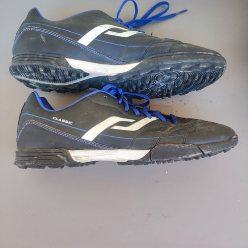 Classico football shoes size 43 like new, black and blue