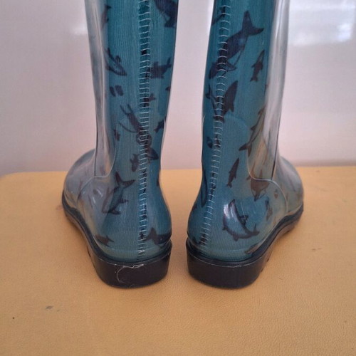 Children's galotses size 29 like new, blue with fish pattern