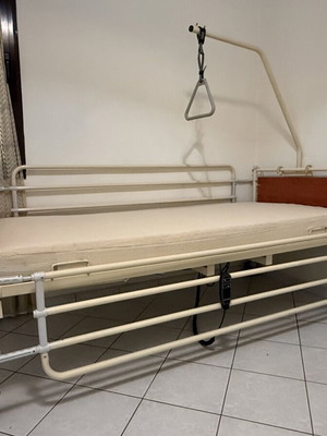 Νοσοκομειακό ηλεκτρικό κρεβάτι σαν καινούργιο με ρυθμιζόμενη πλάτη και πόδια