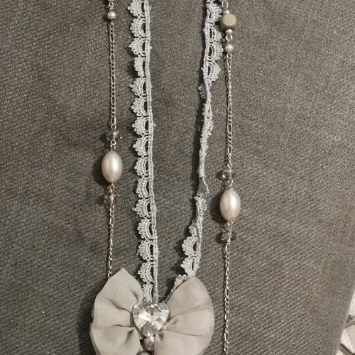 Long women's necklace with bow, lace and pearls, like new, gray-silver