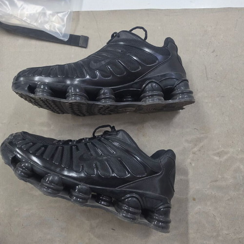 Athletic shoes size 45, like new