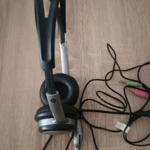 Genius wired headphones used with microphone