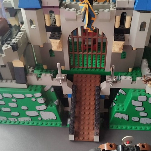 Lego 6098 King Leo's Castle used in good condition