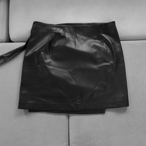 Mango black leather texture skirt, like new, size L