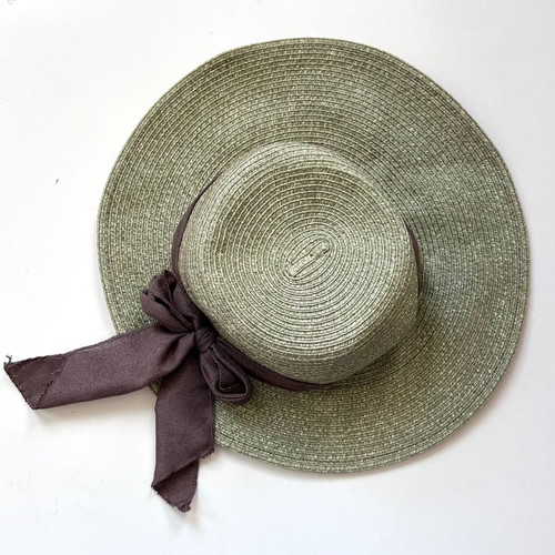 Charming hat with brown ribbon size 57 like new, 100% paper