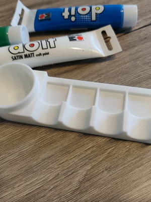 Painting organizer base new with integrated water cup