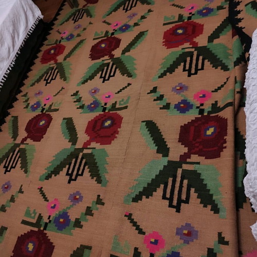 Handmade wool rug large, like new, dimensions 2.93x2.40