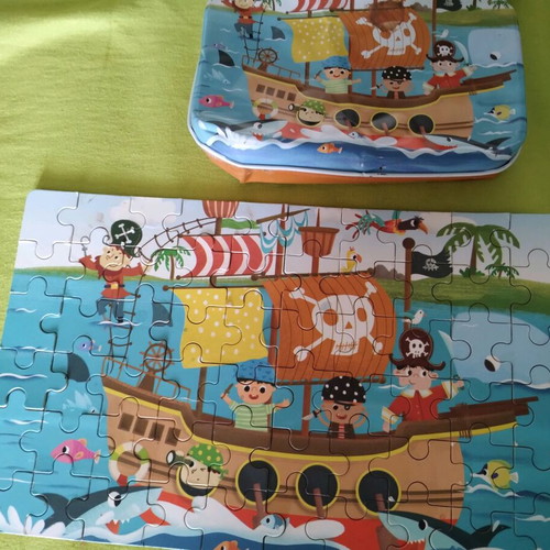 Puzzles in metal boxes like new, 3 pieces with dinosaurs, excavator and pirates