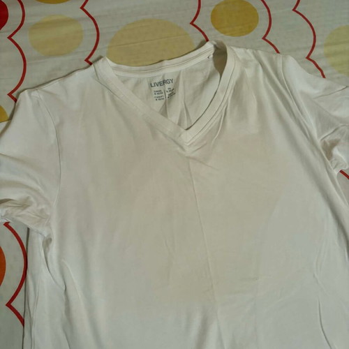 Men's short-sleeve white t-shirt like new, size M with yellow mark