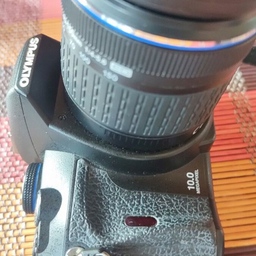 Olympus E420 DSLR camera like new with 2 lenses 17.5-45mm & 40-150mm telephoto