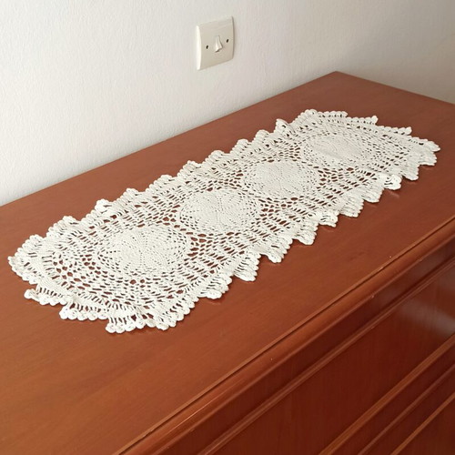 Vintage handmade crochet table runner like new, 70cm x 28cm