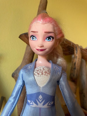 Disney Frozen 2 Queen Elsa doll like new