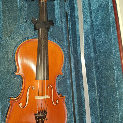 Virtu Amabile Violin 4/4 with case, bow, rosin, bridge and Suzuki Violin School