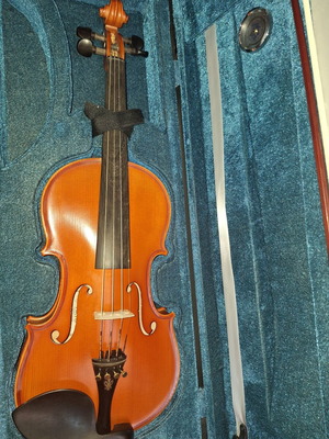 Virtu Amabile Violin 4/4 with case, bow, rosin, bridge and Suzuki Violin School