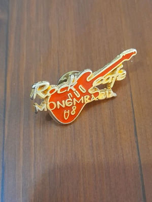 Rock Cafe Monemvasia συλλεκτικό pin σε σχήμα ηλεκτρικής κιθάρας με κόκκινο σμάλτο
