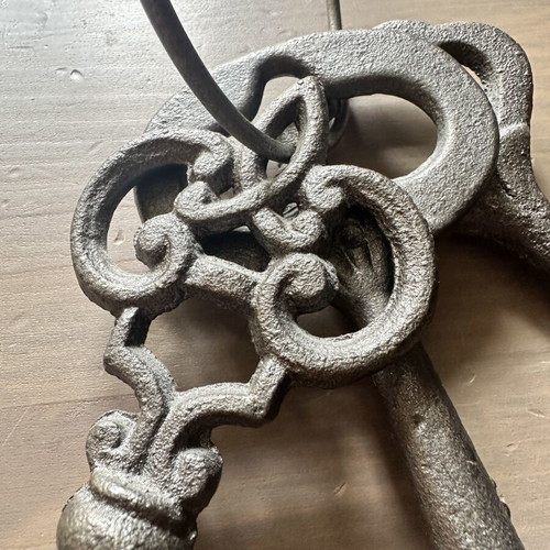 Decorative keys set of 3 like new, cast iron