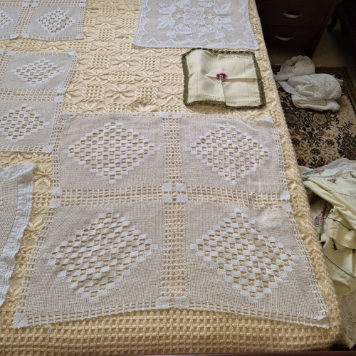 Handmade crochet table linens set of 6, like new, white and other colors