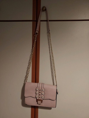 Τσάντα ροζ με χρυσή αλυσίδα και πέρλες ελαφρώς χρησιμοποιημένη