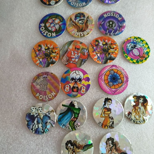 Various 90s tazos used, including Poison, Power Rangers, and zodiac signs