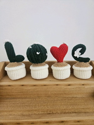 Πλεκτός κάκτος LOVE σαν καινούργιος, σε γλάστρα