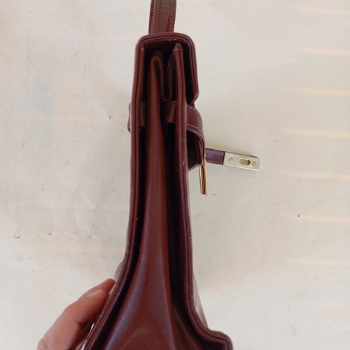 Brown handbag like new with classic design and unique clasp