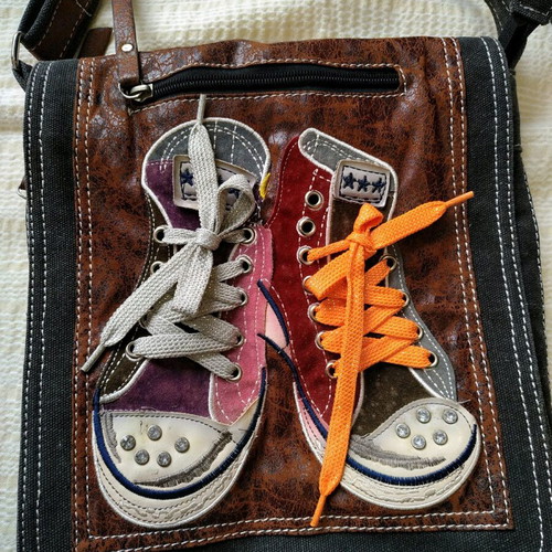 Youth crossbody bag like new, multicolored