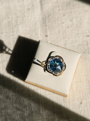 K14 Eye Ring like new in flower design