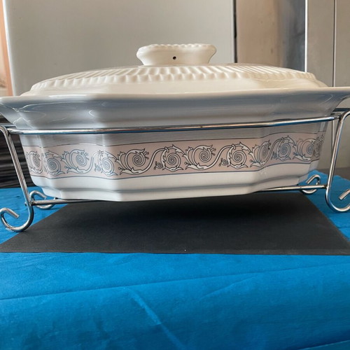 Pyrex heat-resistant serving dish with lid and metal base new