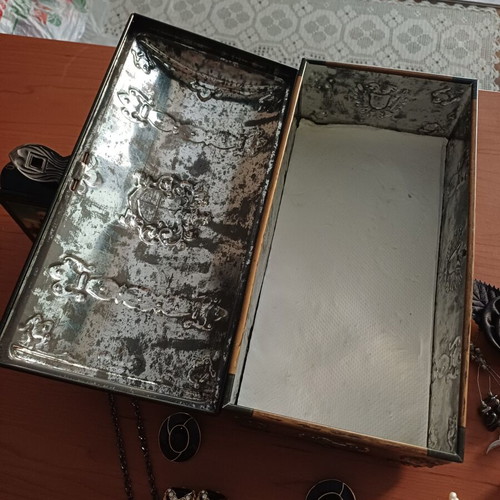 Vintage jewelry set with metal chest, like new